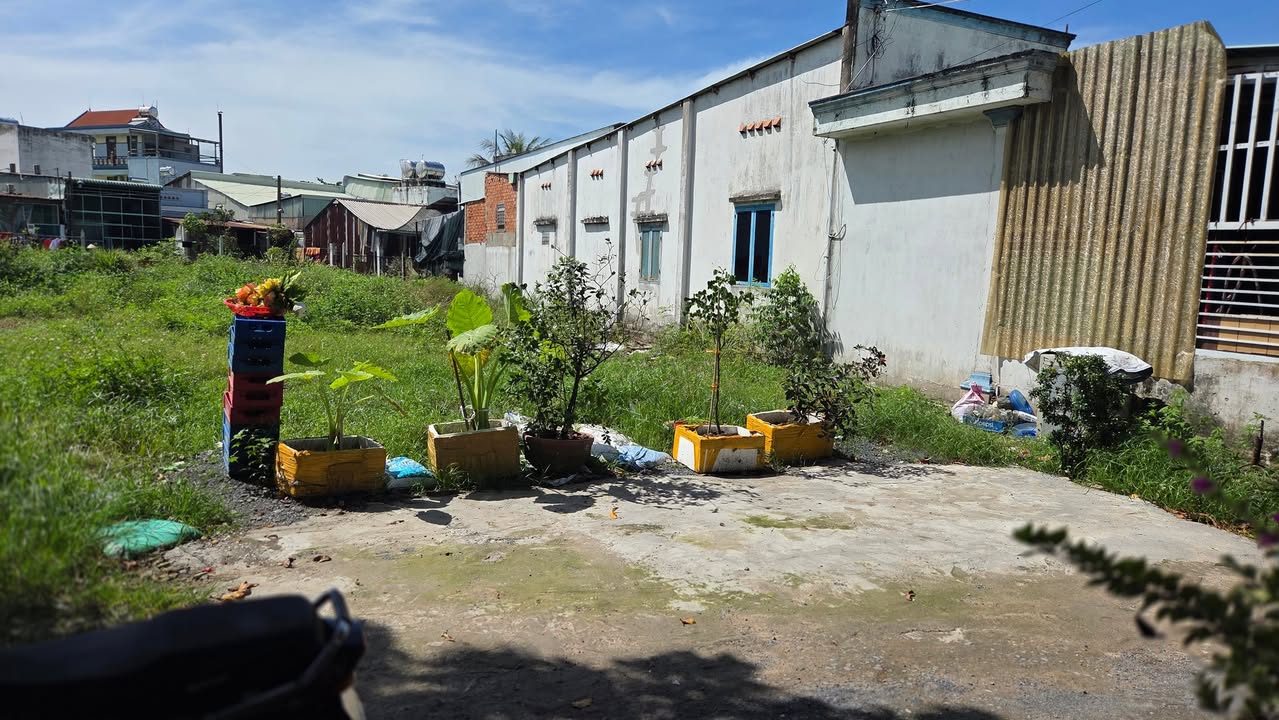 Đất Hóc Môn 105m² giá 2.55 tỷ - Khu dân cư đông đúc, sát trường học!