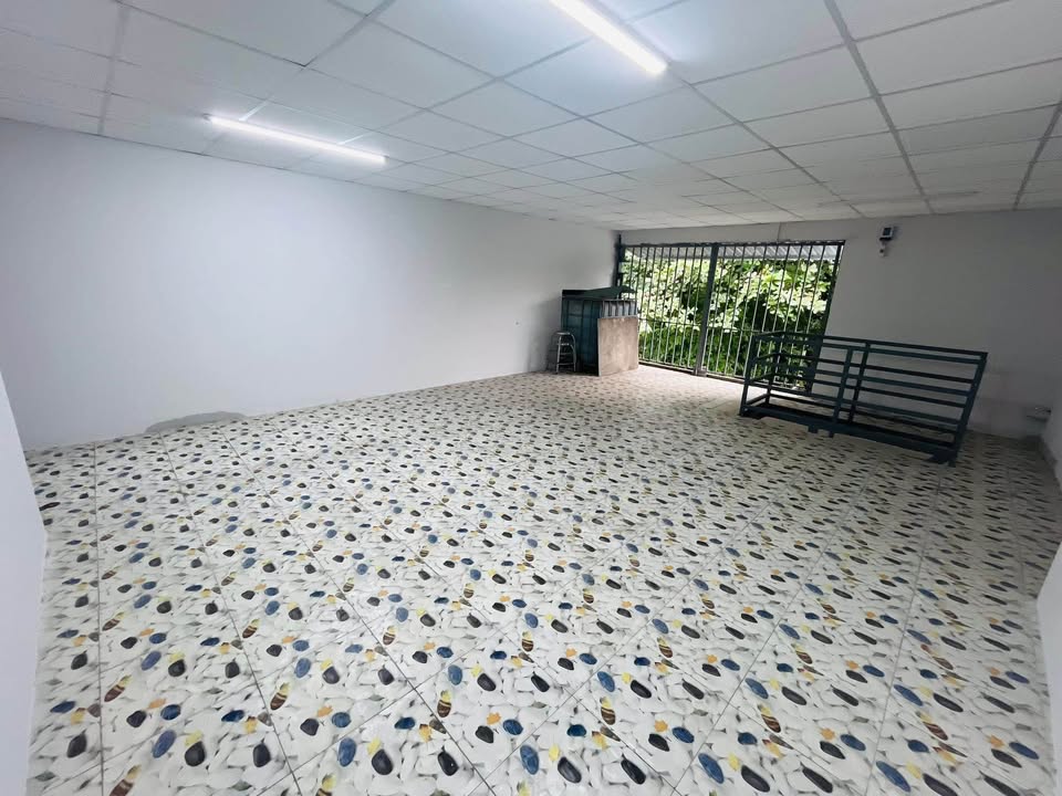 Cho thuê FULL TẦNG TRÊN LẦU tại Dĩ An, 160m² chỉ 5 triệu - Sân rộng thoáng mát!