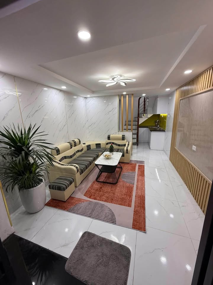 Nhà bán Đống Đa 25m² giá 5.8 tỷ - Nội thất xịn, gần chợ và trường học!