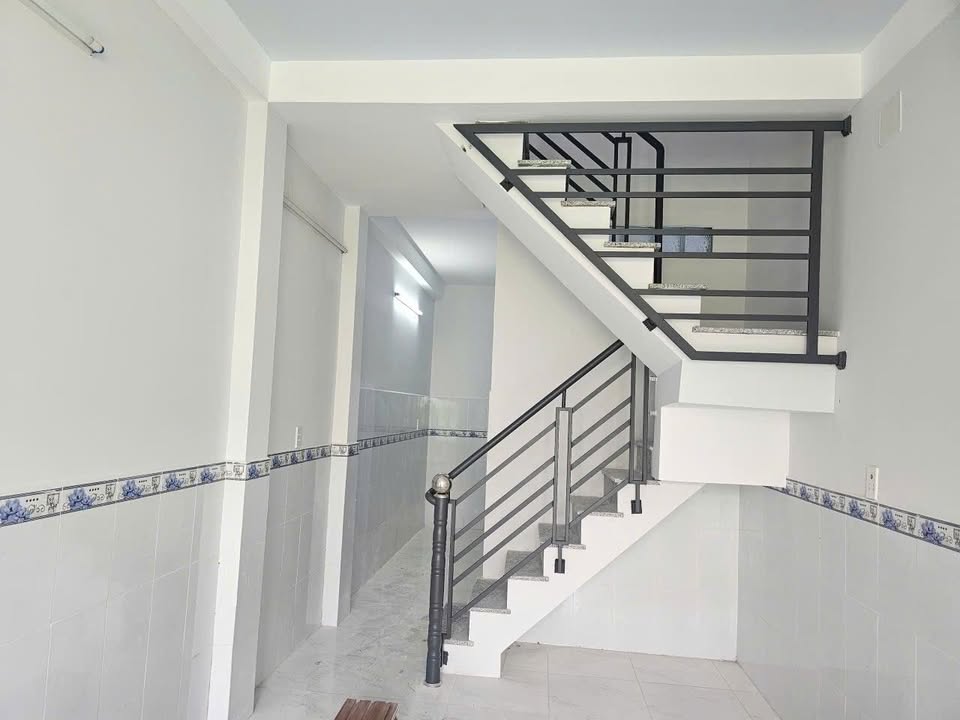 Nhà 2 tầng tại ấp 4, xã Long Hậu, 30m² giá 890 triệu - Sổ đỏ chính chủ, thuận tiện di chuyển!
