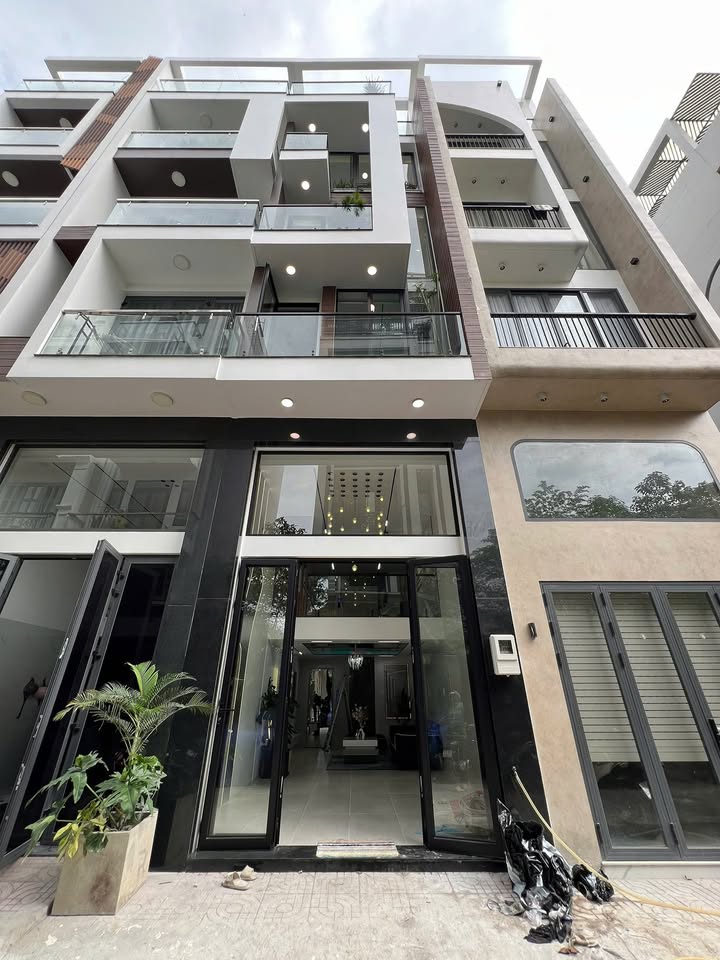 Nhà hẻm 161D đường Lạc Long Quân, quận 11, 44m² giá 9.8 tỷ - Có thang máy hiện đại!