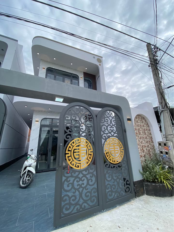 Nhà lầu Hòa Thành 110.5m² giá 2.45 tỷ - Hướng Nam, đầy đủ nội thất!