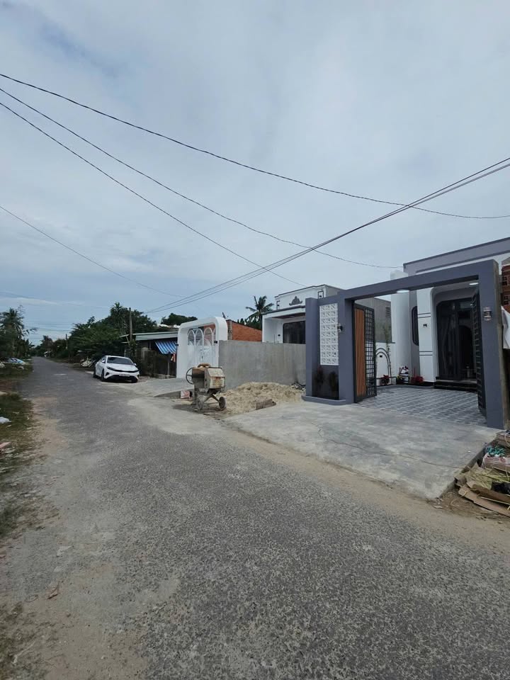 Nhà mới hoàn thiện tại Trường An, Long Hoa, Tây Ninh 126m² giá 1.39 tỷ - Thiết kế hiện đại, tiện nghi đầy đủ!