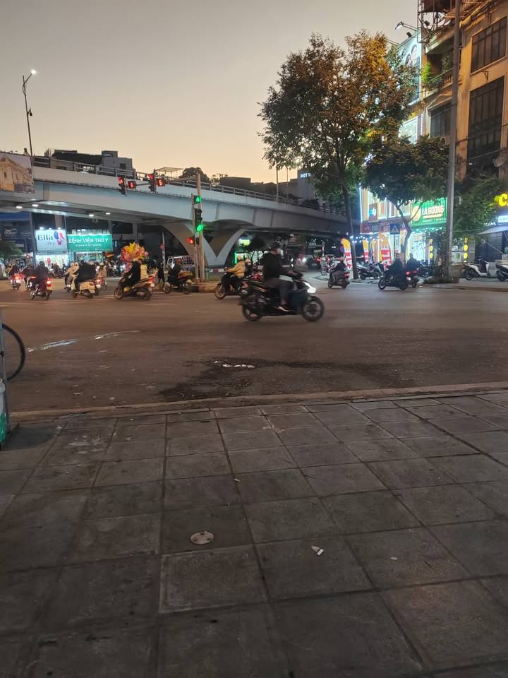 FrontHouse mặt phố Trần Khát Chân 50m² giá 26.5 tỷ - Đầu tư sinh lời