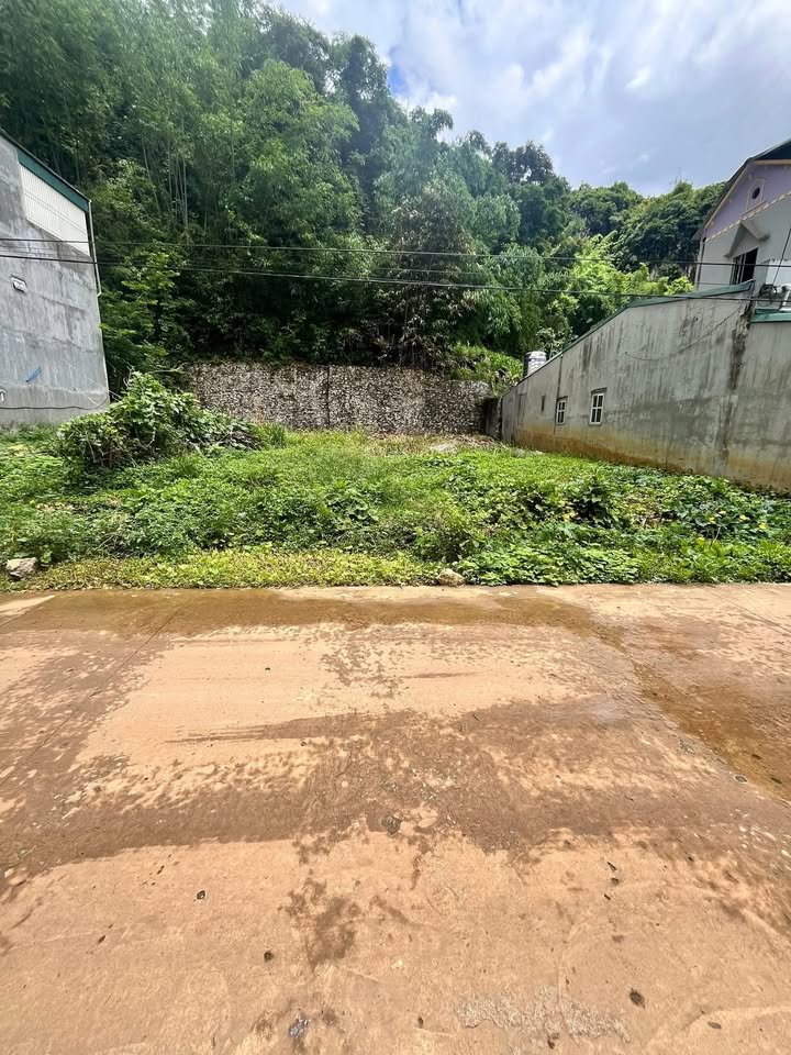 Đất nền 300m² tại Chiềng Cơi, Sơn La - Mặt tiền 12m, cách phố đi bộ chỉ 700m!