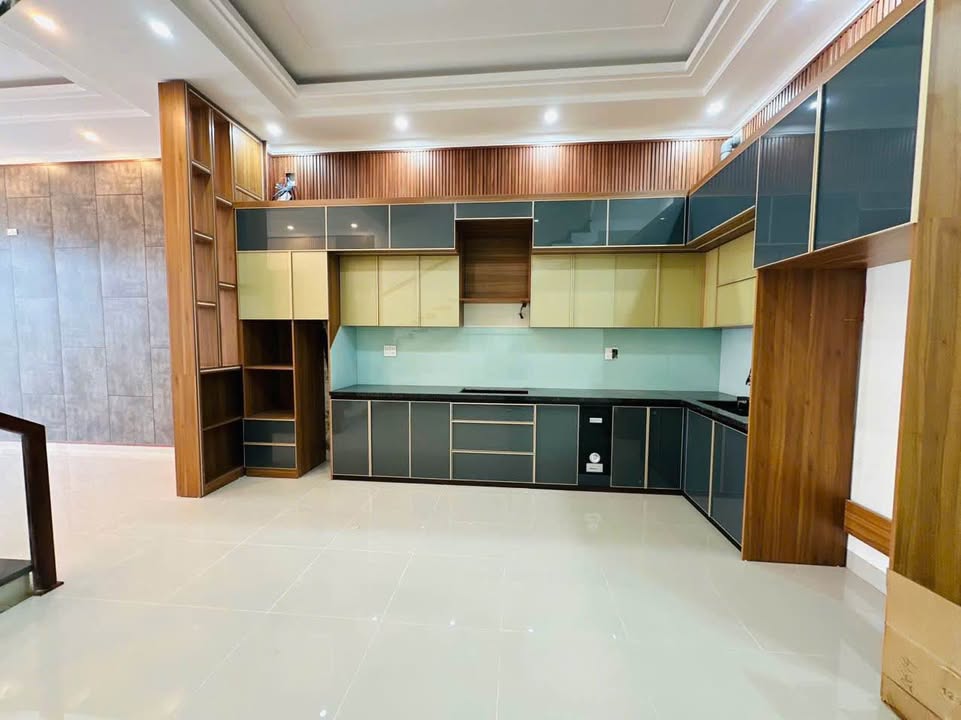 Nhà liền kề Nguyễn Chí Thanh, Pleiku 162m² giá 2 tỷ - Nội thất cao cấp, vào ở ngay!