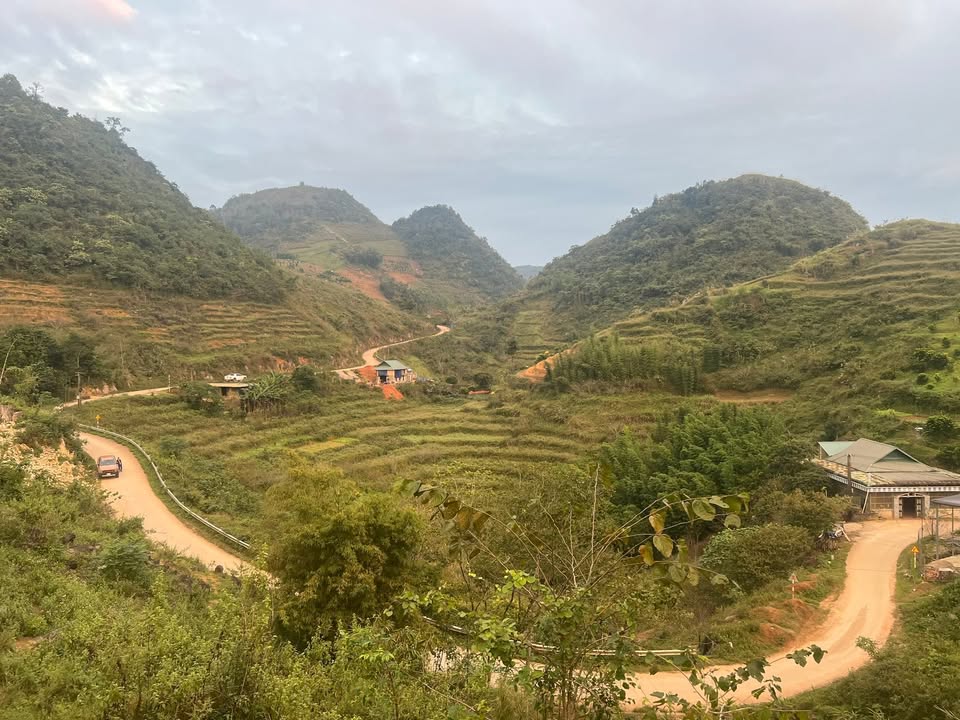 Đất nền Lũng Vân - Tân Lạc 1,1ha giá tốt - Đầu tư du lịch tiềm năng!