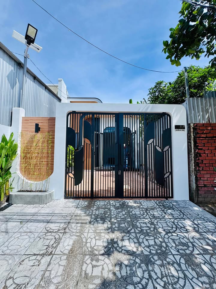 Nhà mặt tiền Nguyễn Huy Tưởng, Rạch Giá 100m² giá 2.19 tỷ - Sân đậu ô tô thoải mái!