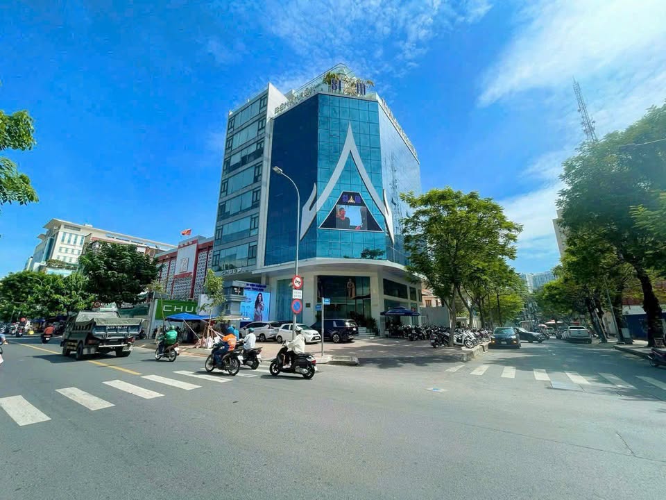 FrontHouse góc 2 MT Quận 1, 386m² giá 400 tỷ - Đầu tư sinh lời cao!