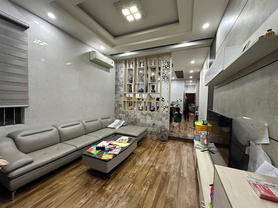 Nhà 3 tầng mặt tiền Kênh sinh thái Bàu Vá 164m² giá 8 tỷ - Thiết kế hiện đại, sẵn sàng ở ngay!