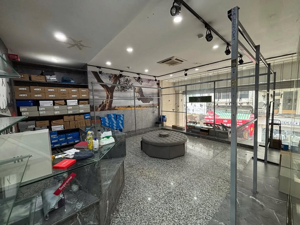 Mặt bằng kinh doanh cho thuê tại phố Đông Các, Đống Đa - Diện tích 30m², chỉ 15 triệu!