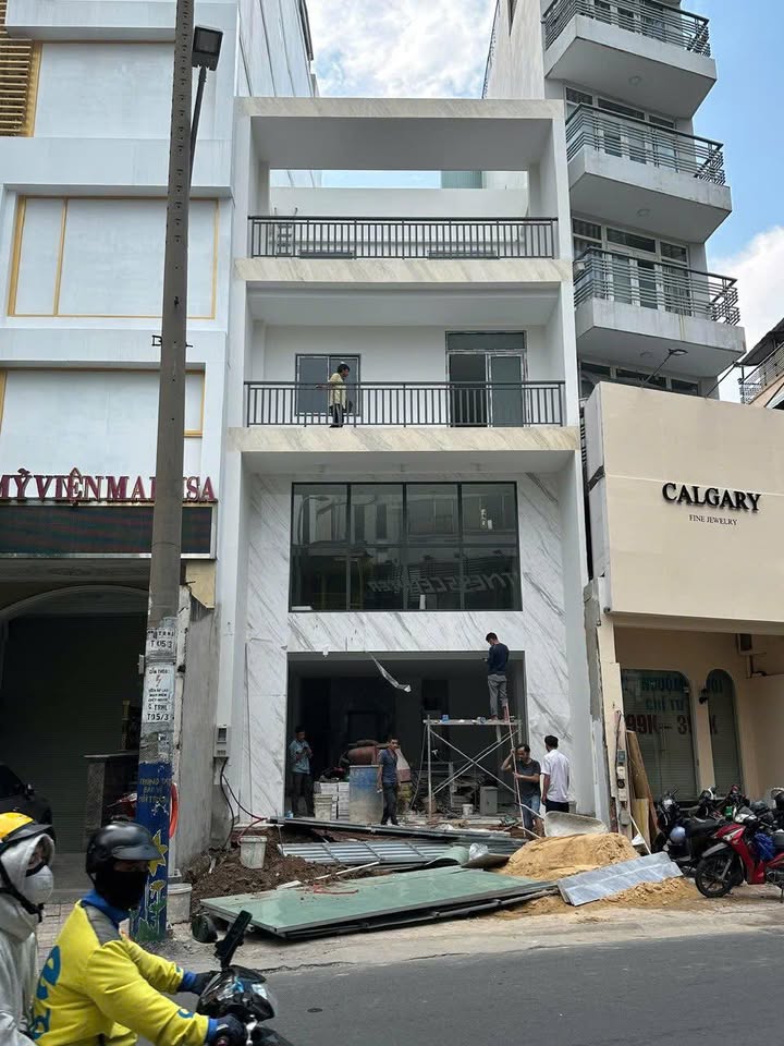 Cho thuê nhà mặt tiền Trần Huy Liệu, Q. Phú Nhuận, 123m² - Thang máy hiện đại!