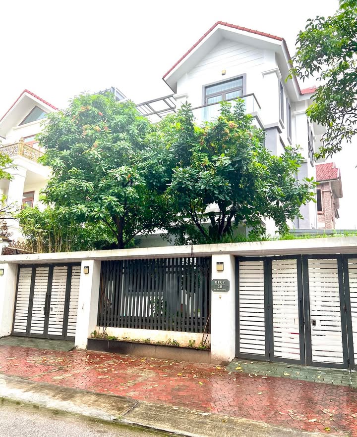 Cho thuê biệt thự lô góc 260m² KĐT Văn Quán - View công viên thoáng mát!