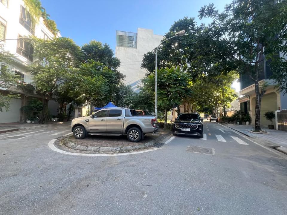 Đất phân lô Thạch Bàn Long Biên 50m² giá 12 tỷ - Ô tô tránh, ngõ thông bàn cờ!