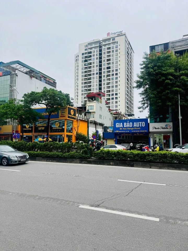 Tòa văn phòng 10 tầng Nguyễn Văn Cừ 214m² giá 450 triệu - Dòng tiền ổn định 450 triệu/tháng!