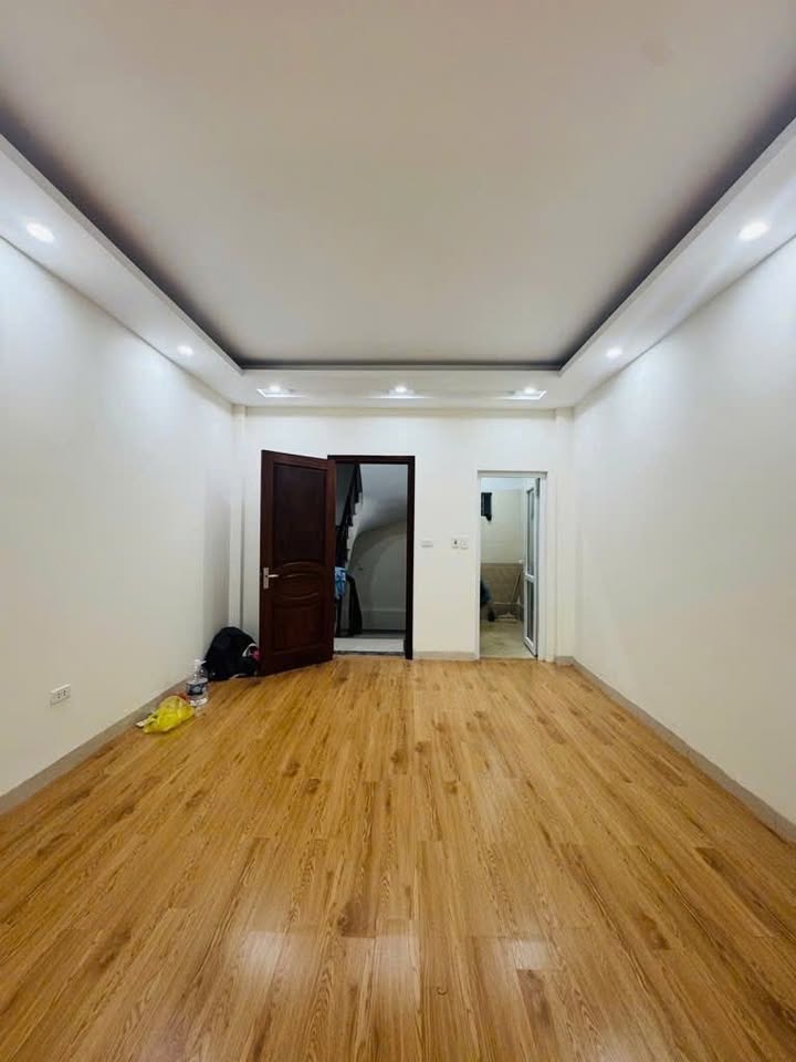 Nhà Đê La Thành, Văn Miếu - 31m², 6 tầng, 4 phòng ngủ - Ô tô đỗ cổng chỉ 9.8 tỷ