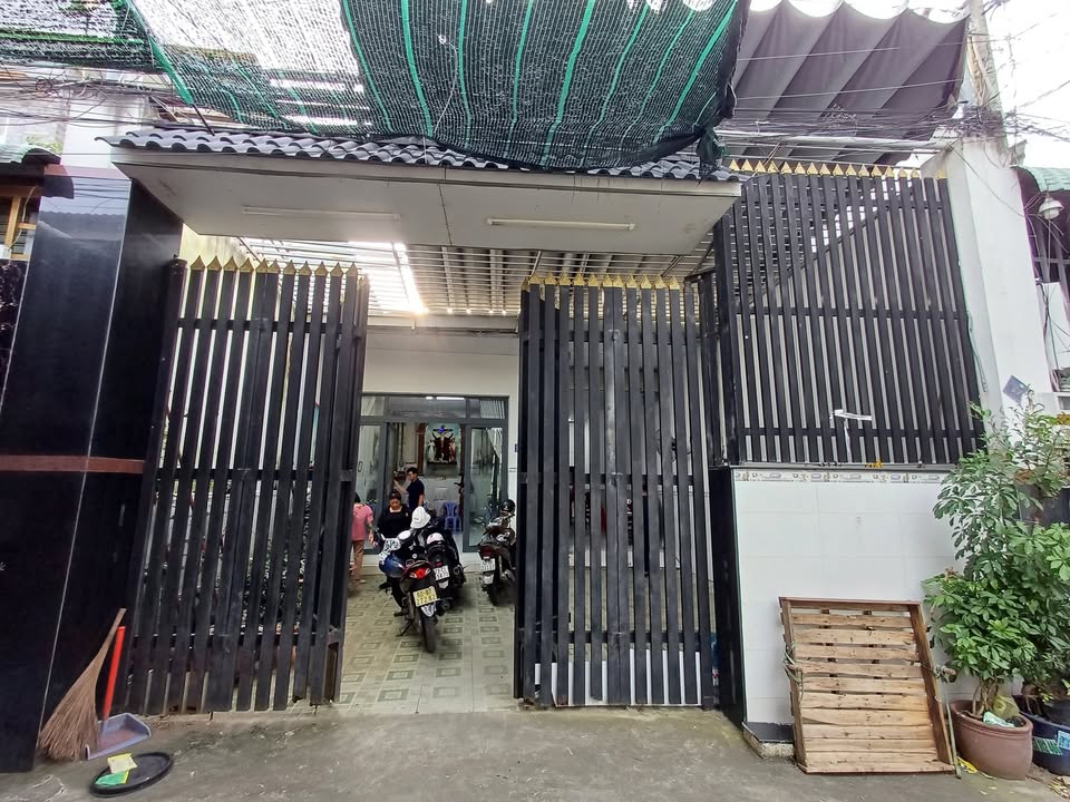 Nhà bán gấp tại Bình Hòa, Thuận An 180m² giá 4.5 tỷ - Sân xe hơi 2 chiếc!