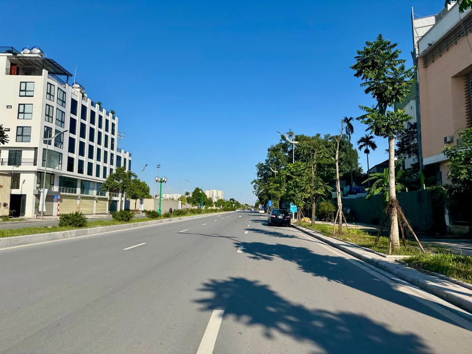 Nhà 6 tầng Ngọc Thụy 30m² giá 10 tỷ - Thiết kế thông minh, thang máy hiện đại!