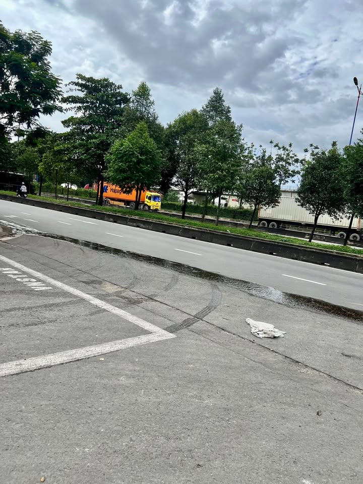 Nhà 2 tầng Hiệp Phú 105m² giá 6 tỷ - Hẻm xe hơi 2 mặt tiền!