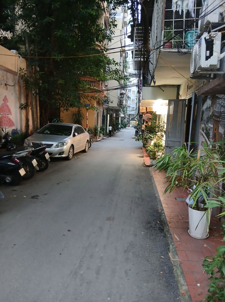 Căn hộ Tập thể Huỳnh Thúc Kháng, Đống Đa 60m² giá 5 tỷ - Ô tô đỗ cửa, kinh doanh tốt!