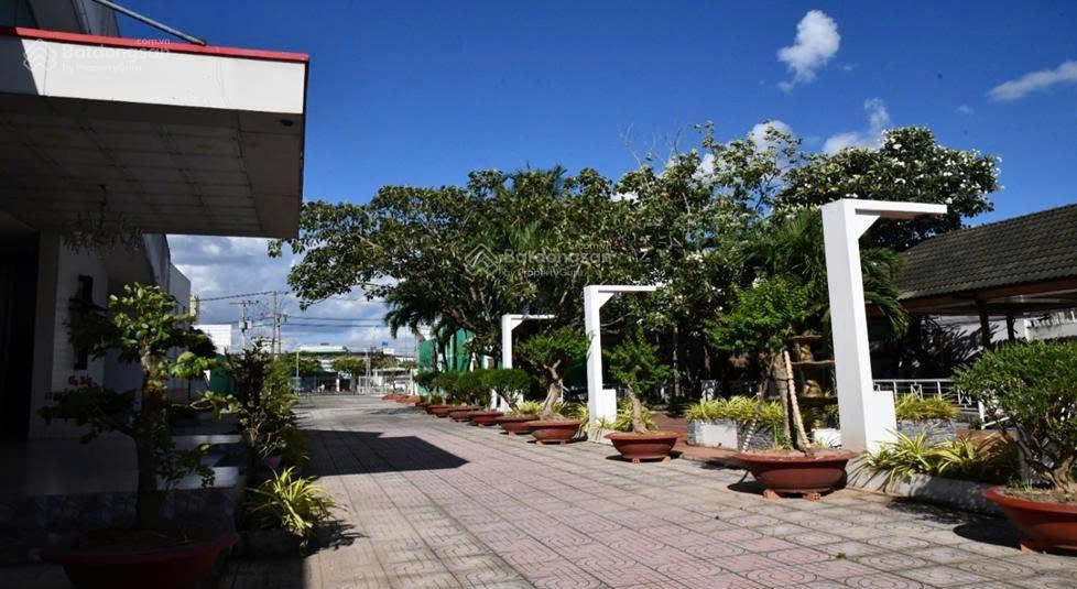 Cho thuê nhà hàng mặt tiền 4.635m² tại Bến Tre - Vị trí đắc địa, cơ sở hạ tầng hoàn chỉnh!