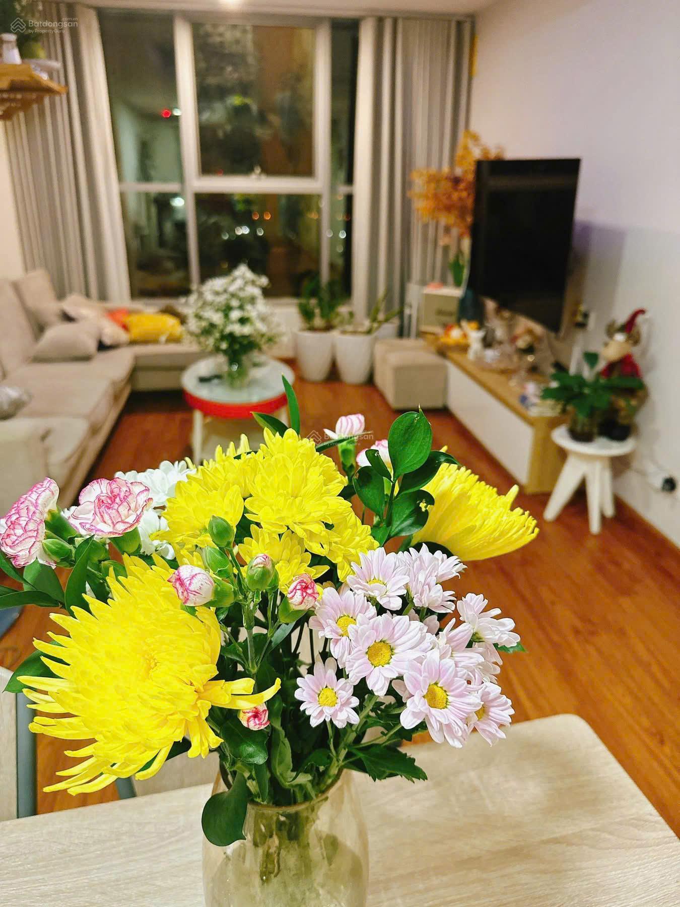 Căn hộ chung cư Thăng Long Number One 92m² giá 19 triệu - Phòng khách view hồ tuyệt đẹp!