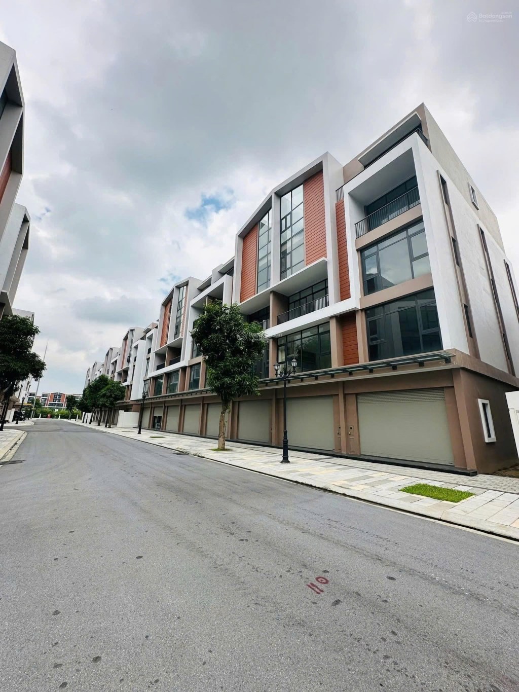 Căn shophouse 2 mặt tiền Vinhomes Ocean Park 3 140m² giá chỉ 17,32 tỷ - Cơ hội đầu tư sinh lời!