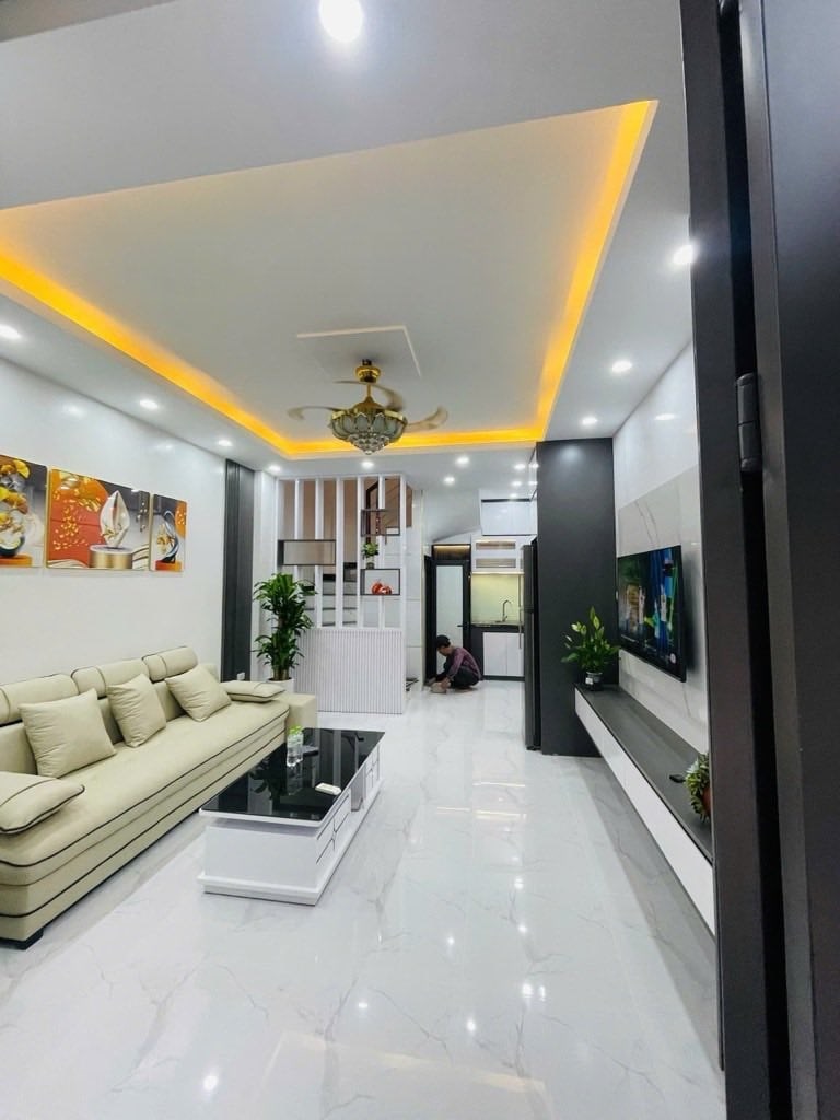 Nhà đẹp Cầu Giấy 42m² giá 15 tỷ - Ô tô đỗ cửa kinh doanh tiện lợi!