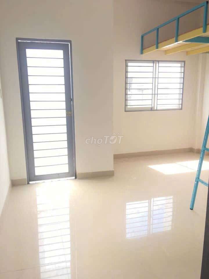 Phòng trọ gác ban công gần cầu Nguyễn Tri Phương Q5 - Chỉ 3.8 triệu, hỗ trợ giữ phòng!