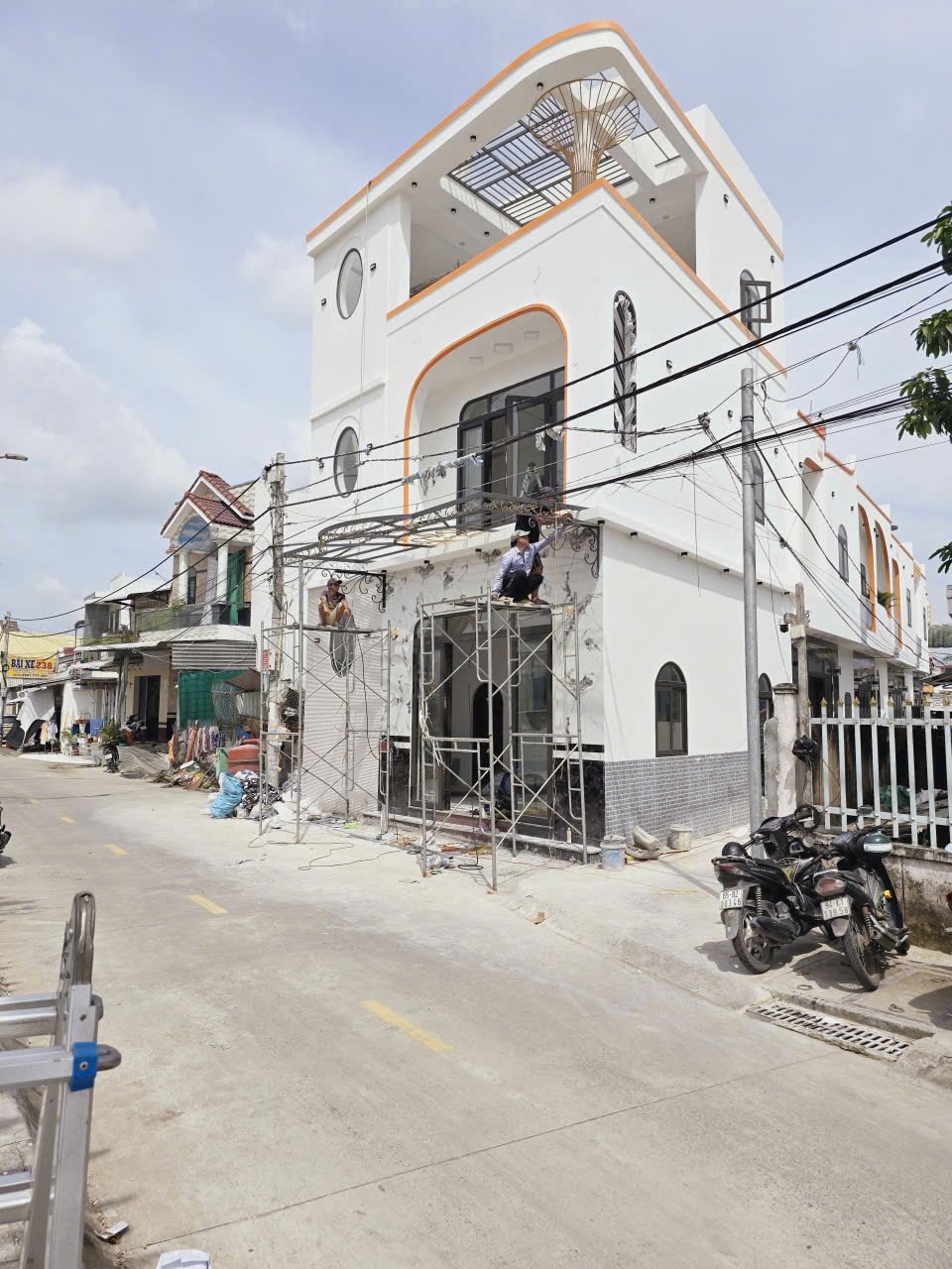 Dãy nhà phố 5 căn trệt lầu mới hoàn thiện tại Cần Thơ - Giá chỉ 2 tỷ 550 triệu!