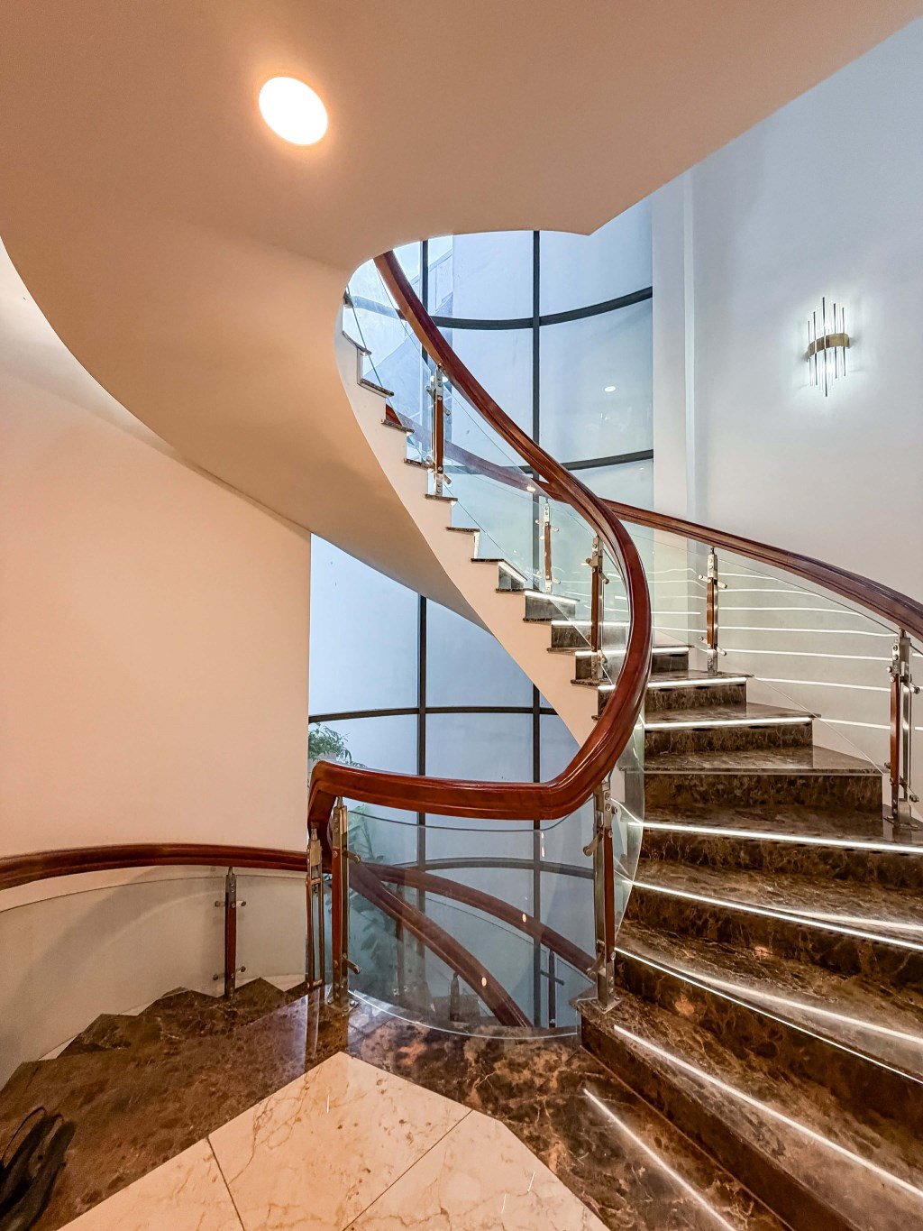 Biệt thự nghỉ dưỡng 5 tầng 310m² Bùi Đình Túy - Hồ bơi, thang máy, garage rộng rãi!