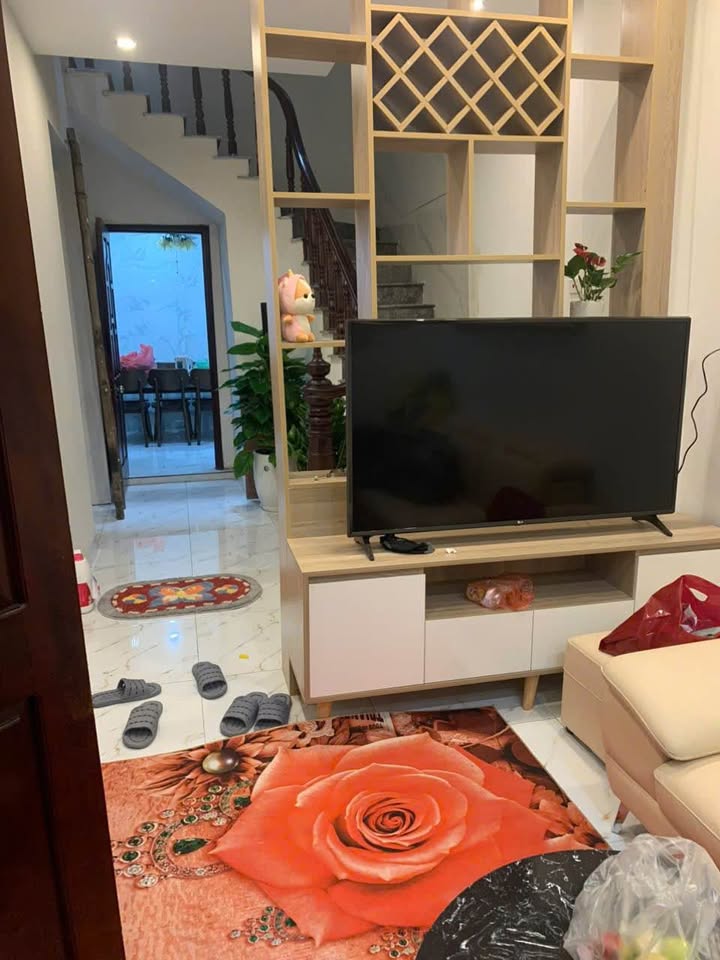 Nhà 4 tầng Ngọc Thụy 33m² giá 6.8 tỷ - Full nội thất, ô tô tránh đỗ!