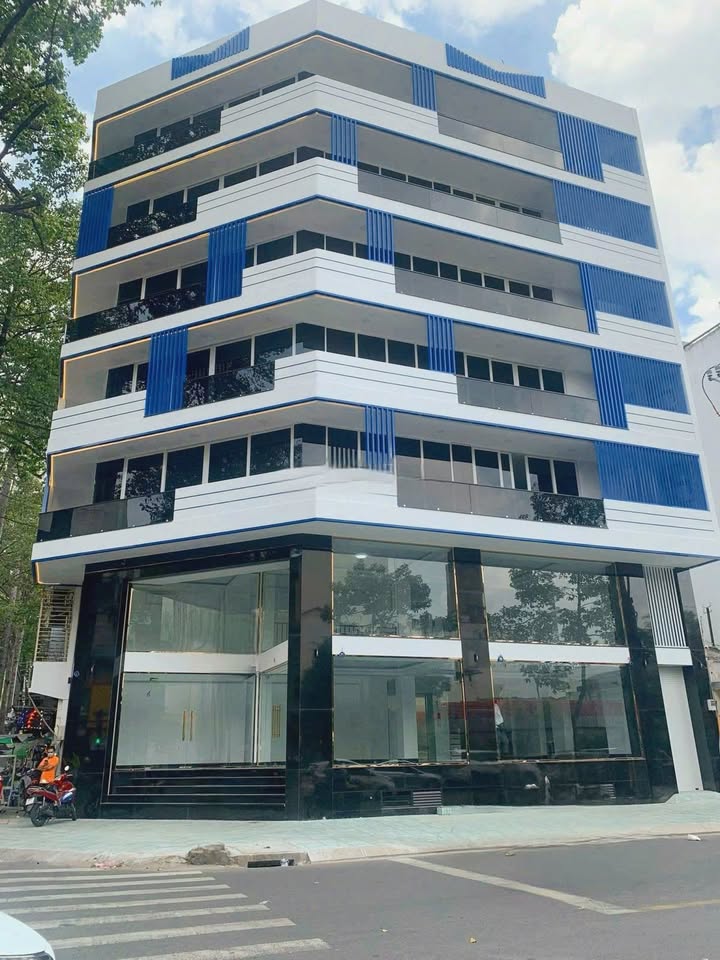 Nhà mặt tiền kinh doanh 3/2 Quận 10 - Diện tích 108m², Giá 70 triệu/tháng - Giao thông sầm uất!