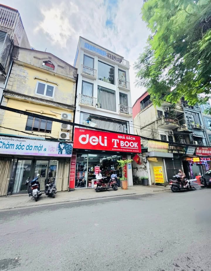 Bán gấp nhà mặt phố Hoàng Hoa Thám, Ba Đình 42m² giá 17.9 tỷ - Kinh doanh đỉnh cao!
