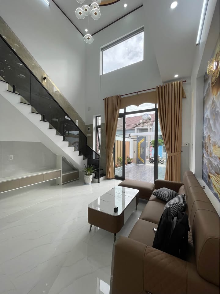 Nhà lầu Ninh Thạnh, Tây Ninh 100m² giá 2.85 tỷ - Không gian hiện đại, dân cư đông đúc!