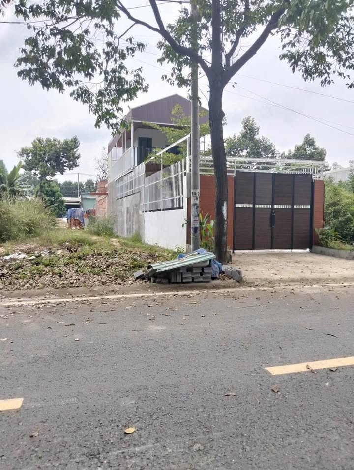 Nhà phố Phú Tân, Thủ Dầu Một 100m² giá 3 tỷ - Vị trí đẹp gần siêu thị AEON!