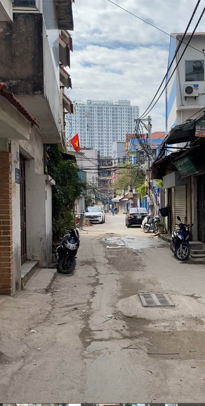 Nhà 5 tầng đường Đông Ngạc, 31m² - Gần trường Tiểu học, Sổ đỏ chính chủ!