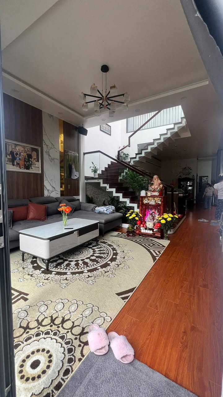 Nhà đẹp Đà Lạt 170m² giá 8.9 tỷ - Sân vườn thoáng mát, nội thất sang trọng!