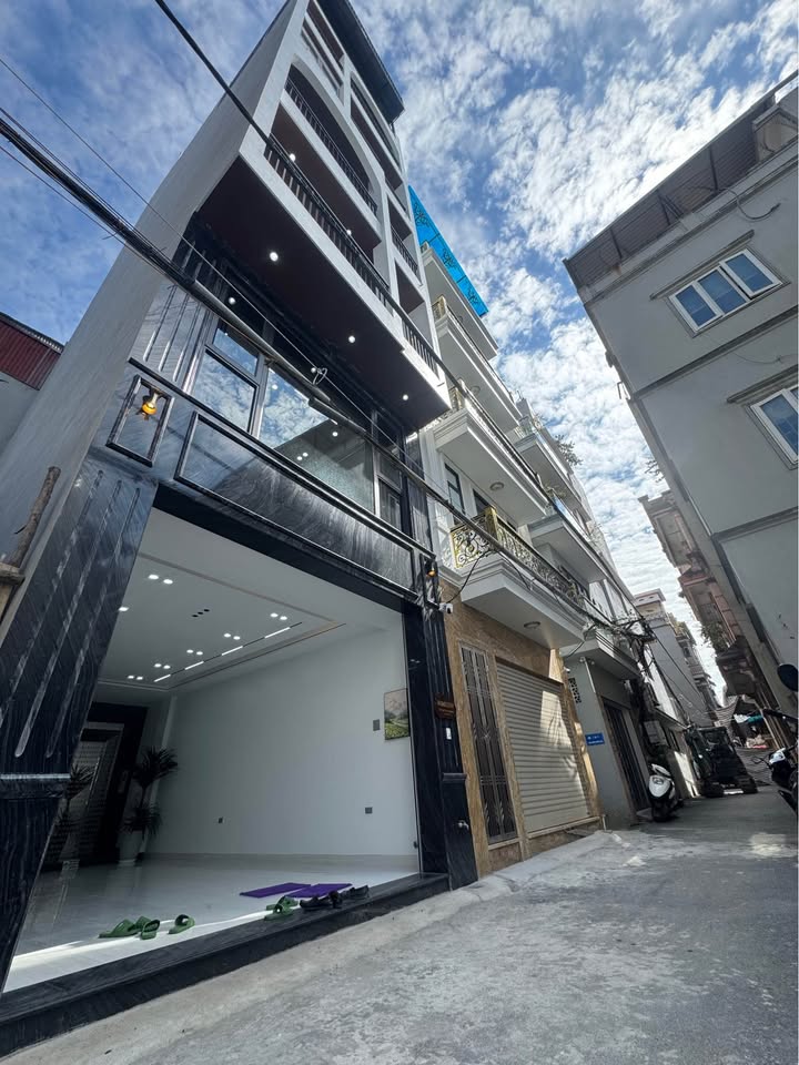 Nhà phố tại Long Biên 52m² giá 20 tỷ - Gara ô tô, thang máy, nội thất đầy đủ!