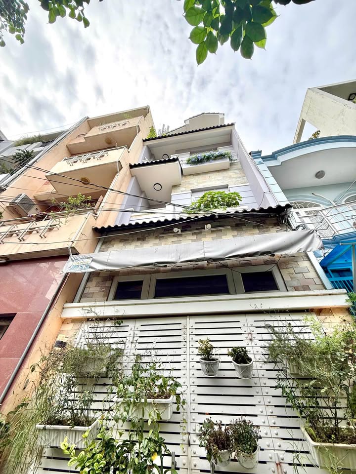 Nhà 5 tầng Phan Đăng Lưu 56m² giá 10.79 tỷ - Khu vực an ninh, dân trí cao!