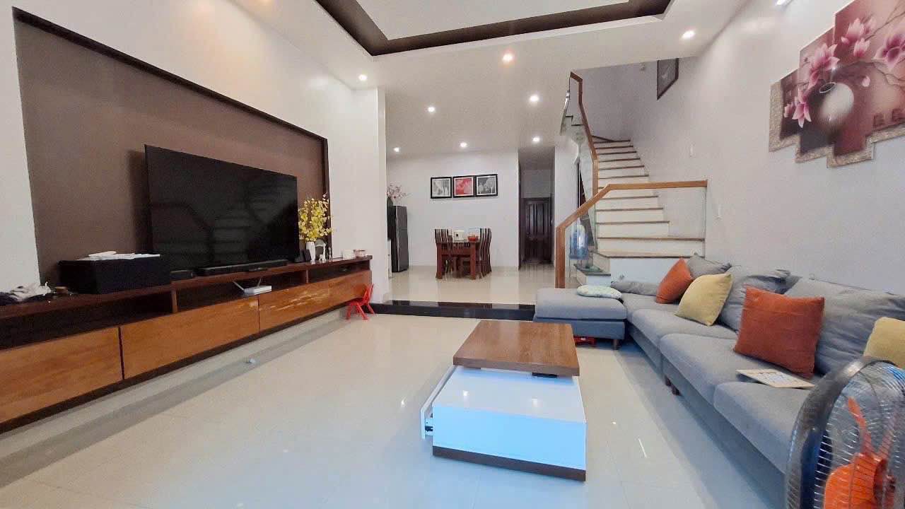 Nhà 3 tầng mặt tiền Nguyễn Phúc Lan, 102m² giá chỉ 3,7 tỷ - Sẵn sàng dọn vào ở!