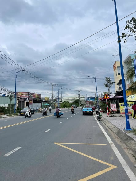 Nhà mặt tiền Hoàng Quốc Việt, 150m² giá 15 triệu - Phù hợp cho kinh doanh!