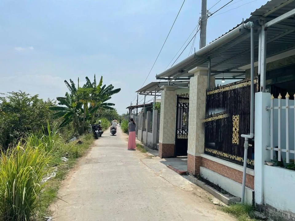 Nhà phố Gò Công 102m² giá chỉ 850 triệu - Sổ đầy đủ, tiện nghi ngay gần chợ!