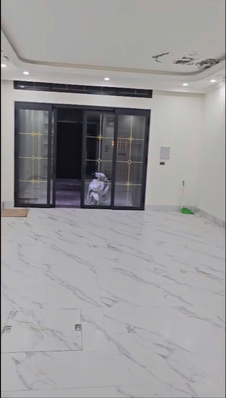 Nhà cho thuê đường Hoàng Quốc Việt, Nghĩa Đô, 80m² giá 35 triệu - Vị trí đắc địa, đầy đủ nội thất!