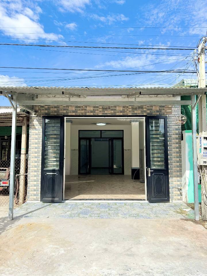 Nhà riêng Hẻm 22 Trịnh Phong Đáng, Hòa Thành, Tây Ninh 142m² giá 1.35 tỷ - Sân ô tô, gần chợ và trường học!