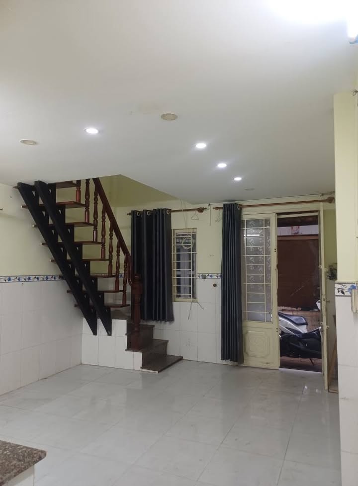 Nhà cho thuê đường Lạc Long Quân, quận 11, 24m² giá 6 triệu - Hẻm thông thoáng, tiện nghi đầy đủ!