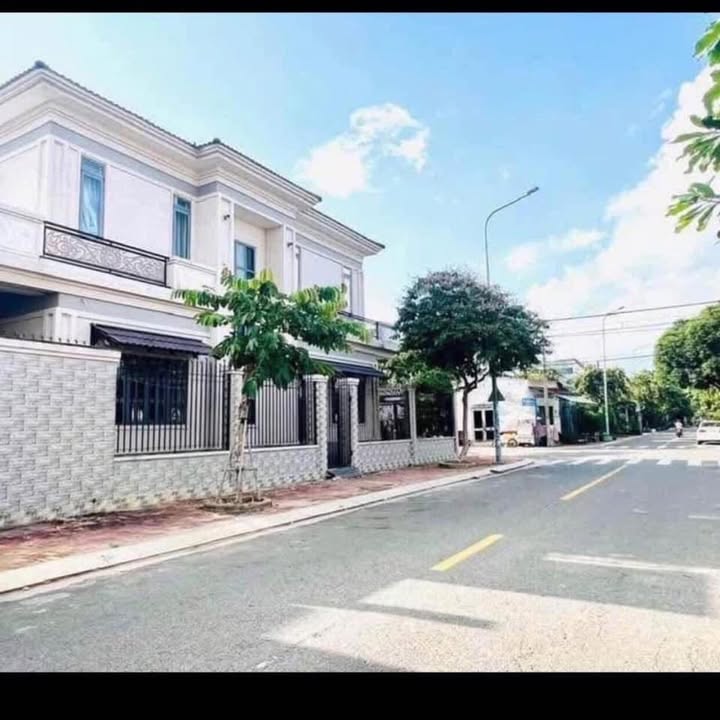 Biệt thự mái Nhật góc 2 mặt tiền Nguyễn Hữu Huân, 200m² giá 8.5 tỷ - Thiết kế hiện đại, sẵn sàng ở ngay!