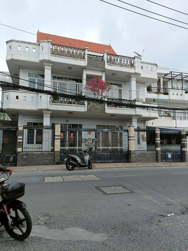 Biệt thự Townhouse Trung Mỹ Tân Xuân 201.5m² giá 9.5 tỷ - Vị trí đẹp, kinh doanh thuận lợi!