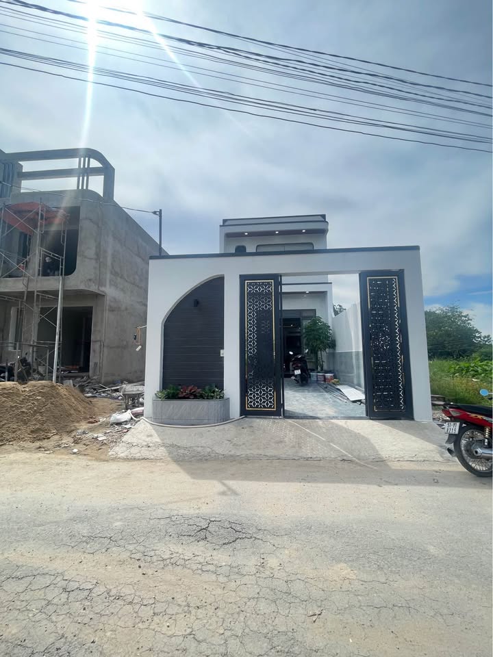 Nhà mới hoàn thiện tại xã Mỹ Hạnh Nam 130m² giá 2.85 tỷ - Thiết kế hiện đại, sổ hồng riêng!