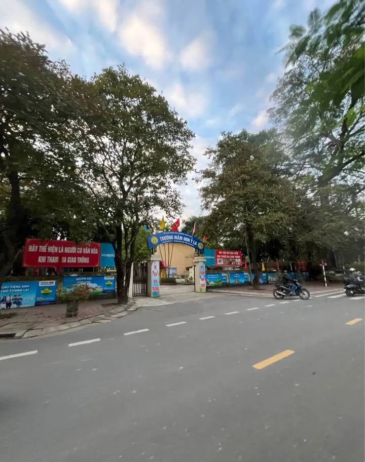 Nhà kiên cố 2 mặt đường tại Ỷ La 150m² giá 2.1 tỷ - Chính chủ cần bán gấp!